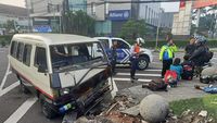 Angkot-Motor Terobos Lampu Merah Berujung Tabrakan Di Bandung