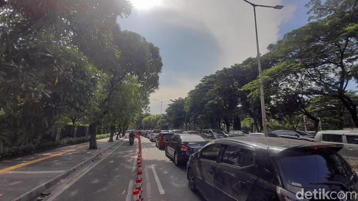 Lalin Macet di TPU Karet Bivak