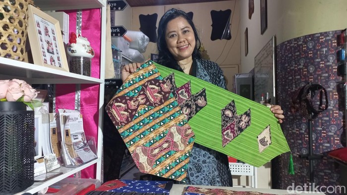 Librendah, perempuan asal Jambi yang sukses membuat pernak-pernik dekorasi rumah paduan batik Jambi (Dimas Sanjaya/detikSumut)