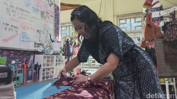 Librendah, perempuan asal Jambi yang sukses membuat pernak-pernik dekorasi rumah paduan batik Jambi (Dimas Sanjaya/detikSumut)