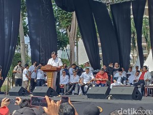 Luhut: Ayah Saya Sopir dan Ibu Tak Tamat SD, tapi Saya Bisa Seperti Ini