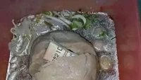 Dapat cashback! Menikmati bakso yang hangat, ada hadiah yang ternyata menunggu netizen ini. Saat dibelah ia mendapatkan uang tunai Rp 5.000 dalam bungkusan plastik. Foto: 1cak.com