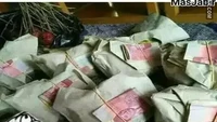 Mengunggah foto nasi bungkus yang hendak dibelinya, netizen ini berhasil bikin iri. Di bagian luarnya ada beberapa uang Rp 100.000an sebagai bonusnya. Foto: 1cak.com