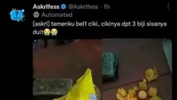 Membeli sekantong camilan ringan, netizen ini hanya mendapat tiga buah camilan di dalamnya. Isian kemasan lainnya dipenuhi dengan uang tunai yang dilipat kecil. Foto: 1cak.com
