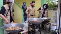 Komika berusia 27 tahun ini sempat mengikuti acara sosial. Marshel terlihat memasak bersama untuk makan para warga. Foto: Instagram @marshel_widianto