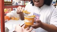 Marshel ternyata memiliki usaha kuliner. Ia bekerja sama dengan YouTuber Mgdalenaf membuka gerai jajanan berupa ceker pedas. Foto: Instagram @marshel_widianto