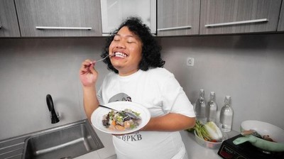 Marshel Widianto, Komika yang Punya Usaha Kuliner Ceker Pedas