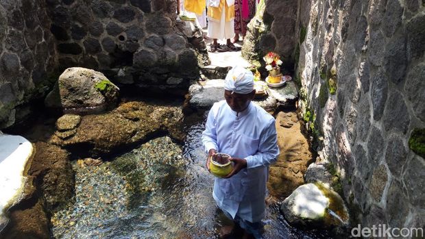 Umat Hindu di Boyolali menggelar upacara mendak tirta di Umbul Siti Inggil, Bendan, Banyudono, Minggu (19/3/2023).