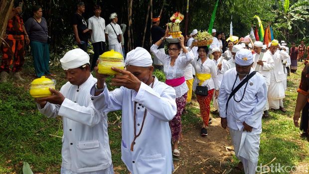 Umat Hindu di Boyolali menggelar upacara mendak tirta di Umbul Siti Inggil, Bendan, Banyudono, Minggu (19/3/2023).