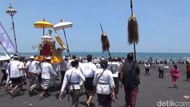 melasti peringati nyepi di lumajang