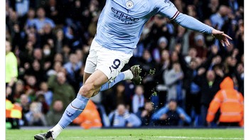 Musim belum usai, tapi ia sudah membukukan 42 gol di seluruh kompetisi. Catat! ini adalah musim perdana Haaland berseragam Man City. Foto: Twitter