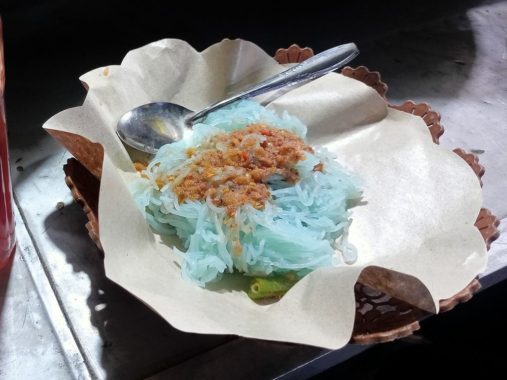 Seporsi mi koples yang bisa ditemui di Pasar Senggol Klungkung.