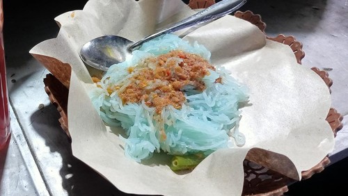 Seporsi mi koples yang bisa ditemui di Pasar Senggol Klungkung.