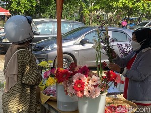 Momen Spesial Penjual Bunga di TPU Rancacili Jelang Ramadan