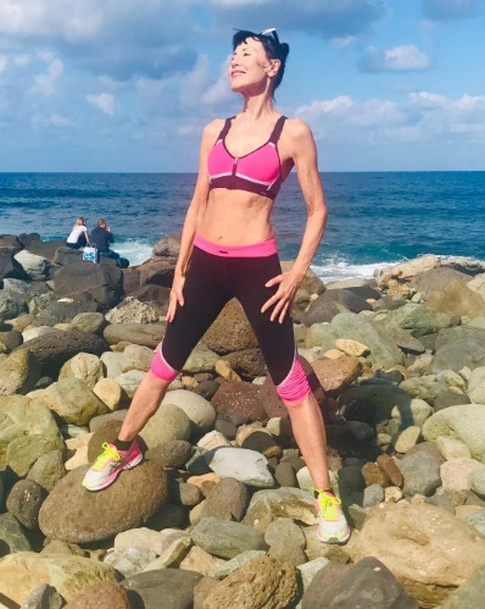 Penampakan nenek 74 tahun tapi penampilannya bak anak muda.