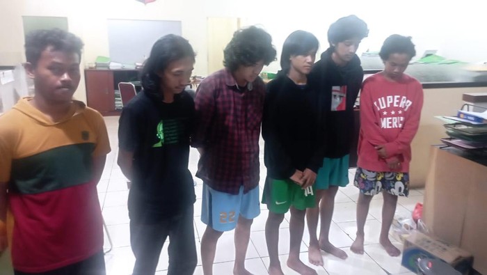 Para tersangka kasus pengeroyokan saat bentrokan antar fakultas di Unhas.