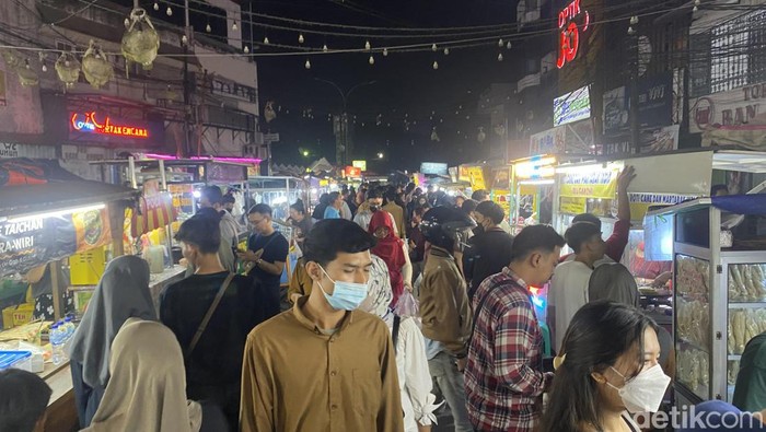 Suasana Pasar Lama Kota Tangerang pada malam hari