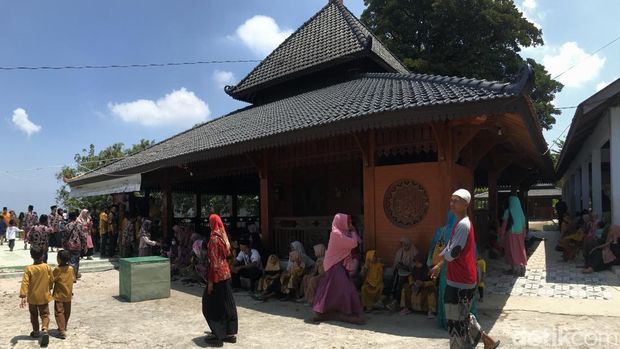 Suasana di Kompleks Pasujudan Sunan Bonang, ramai peziarah, Minggu (19/3/2023) siang.