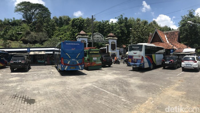 Suasana di Kompleks Pasujudan Sunan Bonang, ramai peziarah, Minggu (19/3/2023) siang.