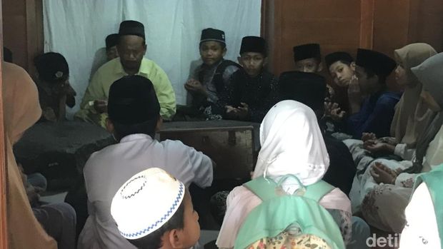 Suasana di Kompleks Pasujudan Sunan Bonang, ramai peziarah, Minggu (19/3/2023) siang.