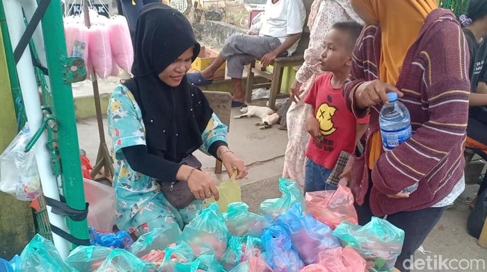 Pedagang kembang musiman jelang Ramadhan di Jambi. (Ferdi Almunanda/detikSumut)