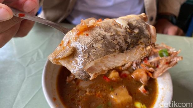 Pedas Asam Segar Pindang Pegagan di RM Terapung Mbok War Palembang