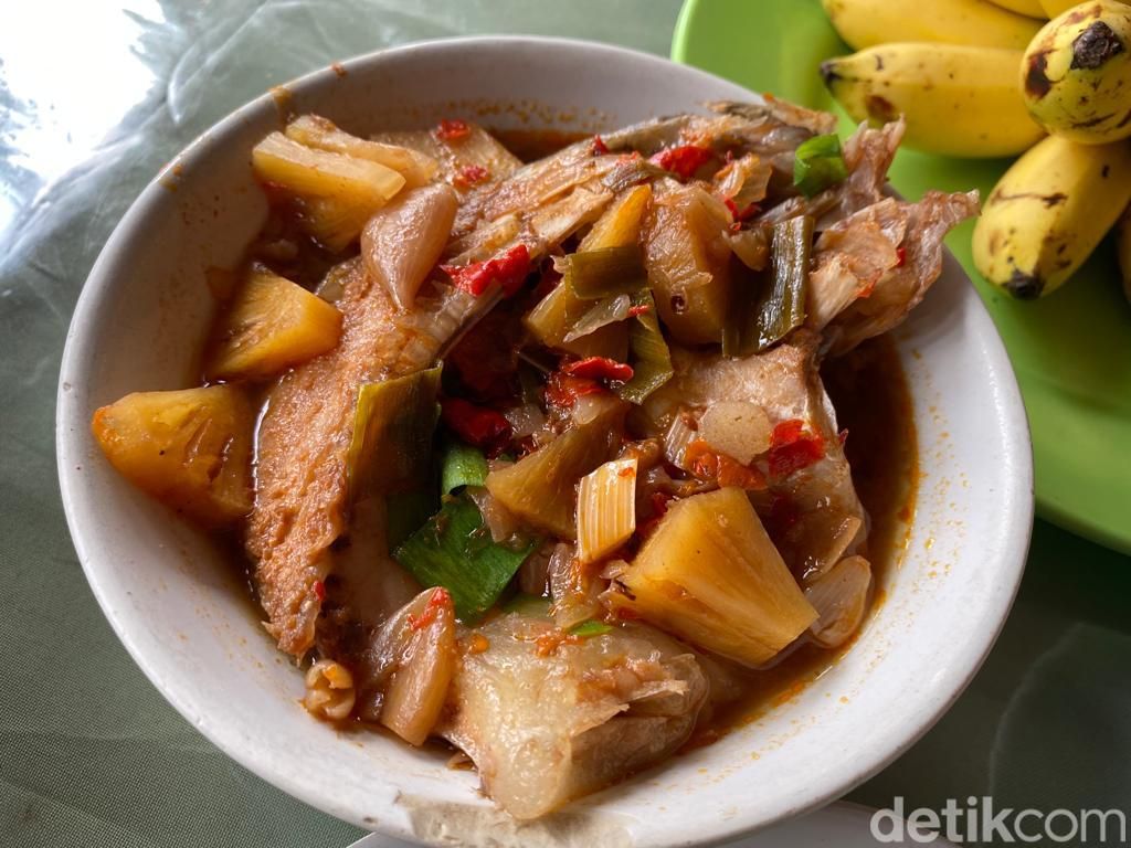 Pedas Asam Segar Pindang Pegagan di RM Terapung Mbok War Palembang