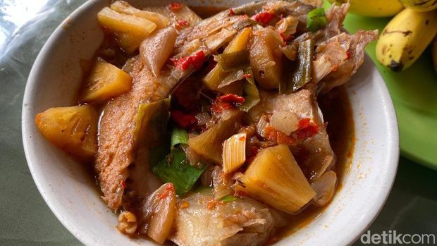 Pedas Asam Segar Pindang Pegagan di RM Terapung Mbok War Palembang Pedas Asam Segar Pindang Pegagan di RM Terapung Mbok War Palembang