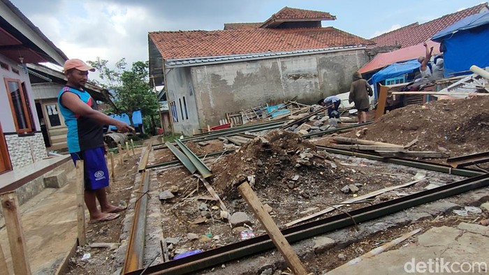 Pembangunan rumah hunian tetap tahan gempa mangkrak selama dua bulan ditinggal aplikator