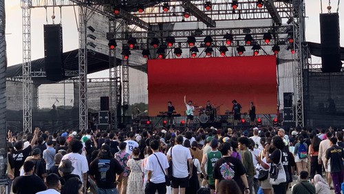 Penampilan Kunto Aji di hari ke-3 Joyland Fest Bali 2023 pada Minggu (19/3/2023) di Peninsula Island, Bali. (Siti Mu’amalah)