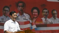 Menko Marves Luhut Binsar Pandjaitan memberikan sambutan saat peringatan sembilan tahun UU Nomor 6 Tahun 2014 tentang Desa.