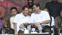 Kedatangan para tokoh itu disambut riuh teriakan dari para kepala desa. Mereka tampak bertepuk tangan saat Megawati dan tamu undangan lain menaiki panggung.