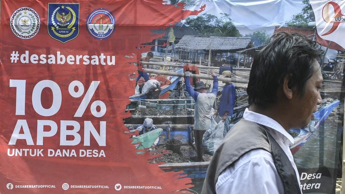 PERINGATAN 9 TAHUN UU DESA Perangkat desa berjalan didepan spanduk saat menghadiri peringatan sembilan tahun UU Nomor 6 Tahun 2014 tentang Desa di kawasan Gelora Bung Karno, Jakarta, Minggu (19/3/2023). Pada peringatan tersebut tiga organisasi desa yakni Asosiasi Pemerintah Desa Seluruh Indonesia (Apdesi), Persatuan Perangkat Desa Indonesia (PPDI), dan Asosiasi Badan Permusyawaratan Desa Nasional (Abpednas) meminta agar 10 persen dari APBN disalurkan ke desa-desa. ANTARA FOTO/Hafidz Mubarak A/YU