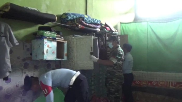 Petugas menggeledah ruangan napi di Lapas Narkotika Muara Sabak Jambi (Foto: Istimewa)