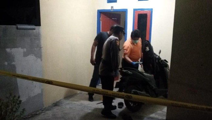 Polisi saat memeriksa di TKP percobaan pembunuhan di Glagah, Temon, Kulon Progo, Sabtu (18/3/2023).
