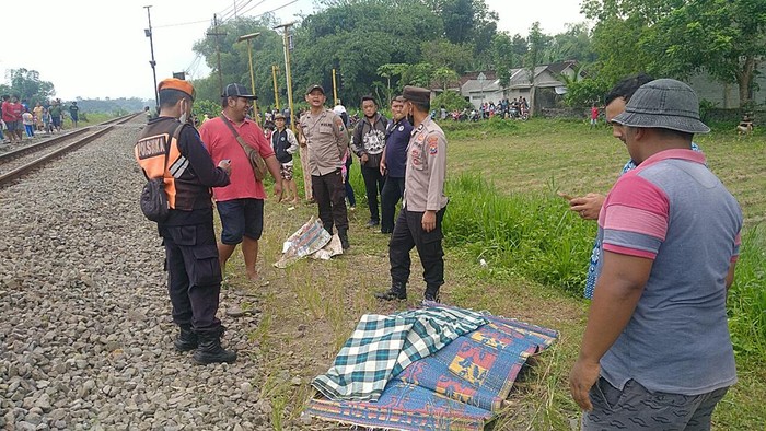 Proses evakuasi korban laka KA di Blitar