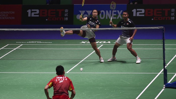 Indonesias Rehan Naufal Kusharjanto and Lisa Ayu Kusumawati return a shot to Chinas Zheng Si Wei and Huang Ya Qiong during their mixed double semi-final match in the All England Open Badminton Championships at the Utilita Arena in Birmingham, England, Saturday, March 18, 2023. (AP Photo/Rui Vieira)