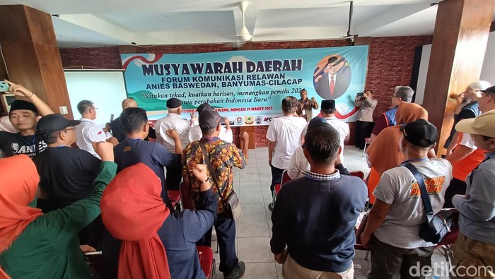 Forum komunikasi relawan Anies Baswedan dari Kabupaten Banyumas dan Cilacap mendeklarasikan diri mendukung Anies Baswedan menjadi Presiden Indonesia 2024 di salah satu rumah makan Kecamatan Jatilawang, Kabupaten Banyumas, Minggu (19/3/2023).