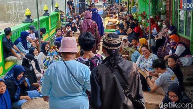 Ratusan warga duduk bersama menghadiri nyadran kampung Banyon, Kalurahan Gayamprit, Minggu (19/3/2023).