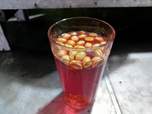 Segelas rujak bir berisi kacang tanah goreng banyak dijual di Klungkung. (Agus Eka Purna Negara/detikBali)