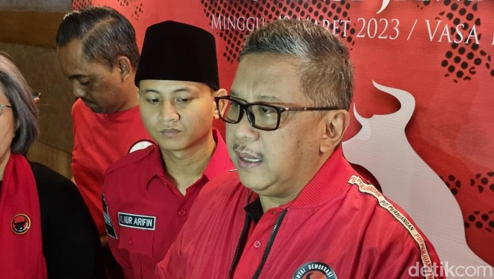 Sekjen PDIP Hasto Kristiyanto saat memberikan penjelasan di sela-sela Rakornis di Surabaya.