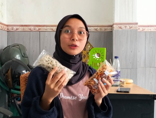 Siti Kurniawati Putri (23), Sarjana Hukum pemilik usaha Basreng di Lombok Tengah, Minggu (19/3/2023). Foto: Ahmad Viqi/detikBali.