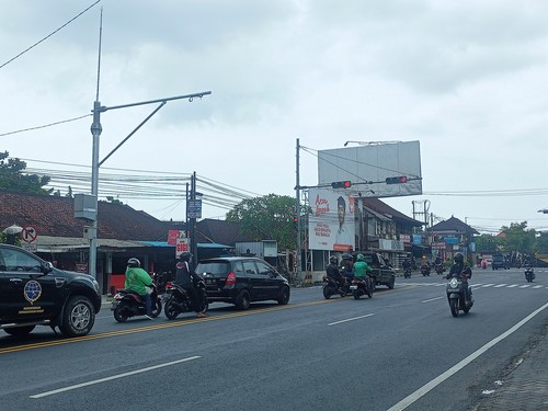 Situasi arus lalu lintas di jalur Denpasar-Gilimanuk, titik Kelurahan Kapal, Kecamatan Mengwi, Badung, Minggu (19/3/2023). (Ahmad Viqi)