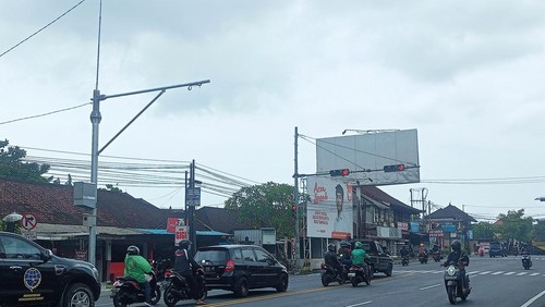 Situasi arus lalu lintas di jalur Denpasar-Gilimanuk, titik Kelurahan Kapal, Kecamatan Mengwi, Badung, Minggu (19/3/2023). (Ahmad Viqi)