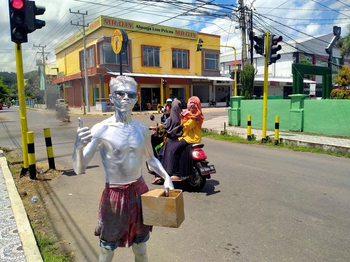 Sosok manusia silver pertama di Dompu bernama Yono Tapsir mengaku meraup uang ratusan ribu rupiah dalam sehari.