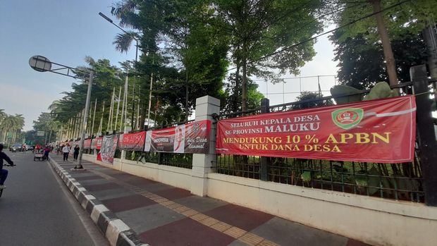 Spanduk bertebaran di pagar Gelora Bung Karno, Senayan, jelang peringatan Hari Desa Nasional