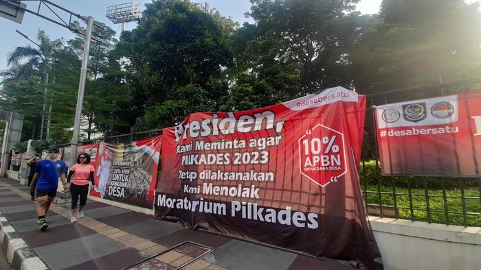 Spanduk bertebaran di pagar Gelora Bung Karno, Senayan, jelang peringatan Hari Desa Nasional