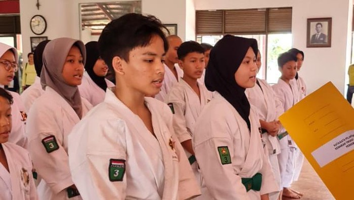 Suasana Gashuku dan UKT PERKEMI DKI Jakarta Persaudaraan beladiri Shorinji Kempo Indonesia (Perkemi) DKI menggelar gashuku dan ujian kenaikan tingkat. Aktivitas tersebut digelar di kawasan Pondok Gede.