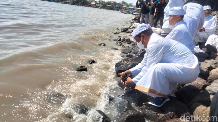 Syahdu dan khidmat upacara Melasti di Surabaya Syahdu dan khidmat upacara Melasti di Surabaya