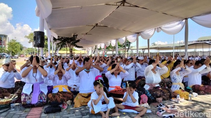 Syahdu dan khidmat upacara Melasti di Surabaya